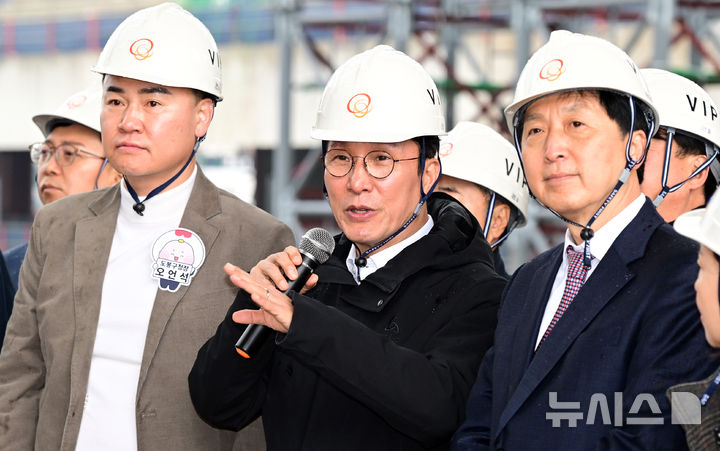 [서울=뉴시스] 청사사진기자단 = 김민석 국무총리가 25일 오전 서울 도봉구 창동 서울 아레나 복합문화시설 건립 현장을 둘러본 뒤 발언을 하고 있다. 2025.11.25. photo@newsis.com