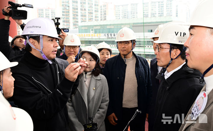 [서울=뉴시스] 청사사진기자단 = 김민석 국무총리가 25일 오전 서울 도봉구 창동 서울 아레나 복합문화시설 건립 현장을 찾아 오지훈 서울 아레나 대표이사로부터 사업 추진현황 보고를 받고 있다. 2025.11.25. photo@newsis.com