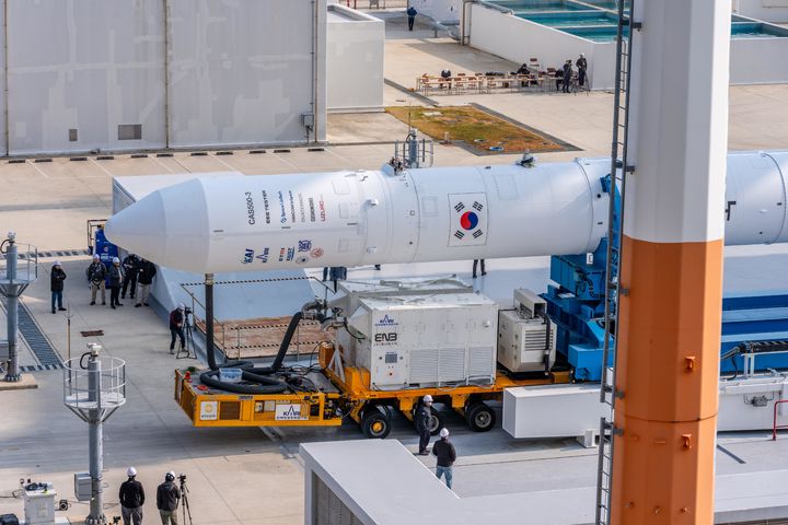 [서울=뉴시스] 25일 전남 고흥 나로우주센터에서 누리호 4차 발사를 위한 기립 작업이 진행되고 있다. (사진=한국항공우주연구원 제공) 2025.11.25. photo@newsis.com *재판매 및 DB 금지