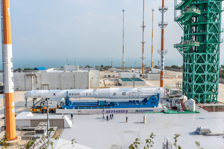 [서울=뉴시스] 25일 전남 고흥 나로우주센터에서 누리호 4차 발사를 위한 기립 작업이 진행되고 있다. (사진=한국항공우주연구원 제공) 2025.11.25. photo@newsis.com *재판매 및 DB 금지