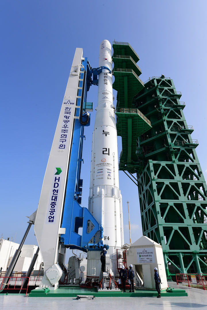 [서울=뉴시스] 25일 전남 고흥 나로우주센터에서 누리호 4차 발사를 위한 기립 작업이 진행되고 있다. (사진=한국항공우주연구원 제공) 2025.11.25. photo@newsis.com *재판매 및 DB 금지