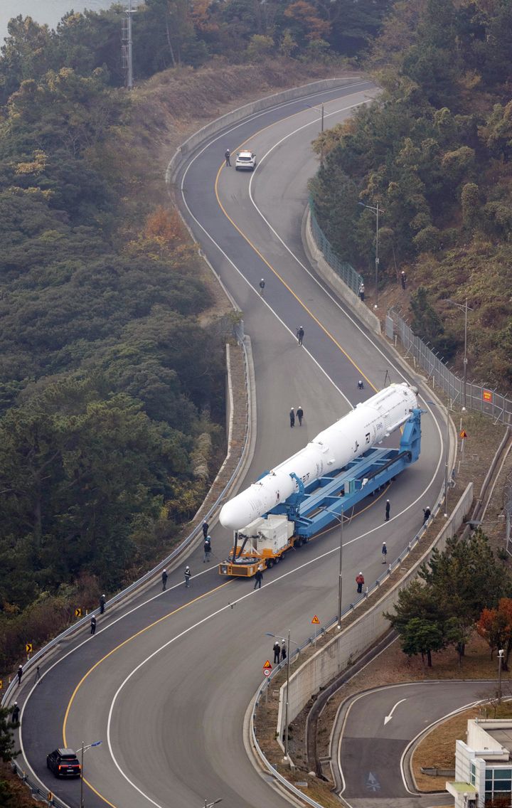 [서울=뉴시스] 25일 전남 고흥 나로우주센터에서 관계자들이 누리호 4차 발사를 위한 이송 및 기립 작업을 하고 있다. (사진=한국항공우주연구원 제공) 2025.11.25. photo@newsis.com *재판매 및 DB 금지