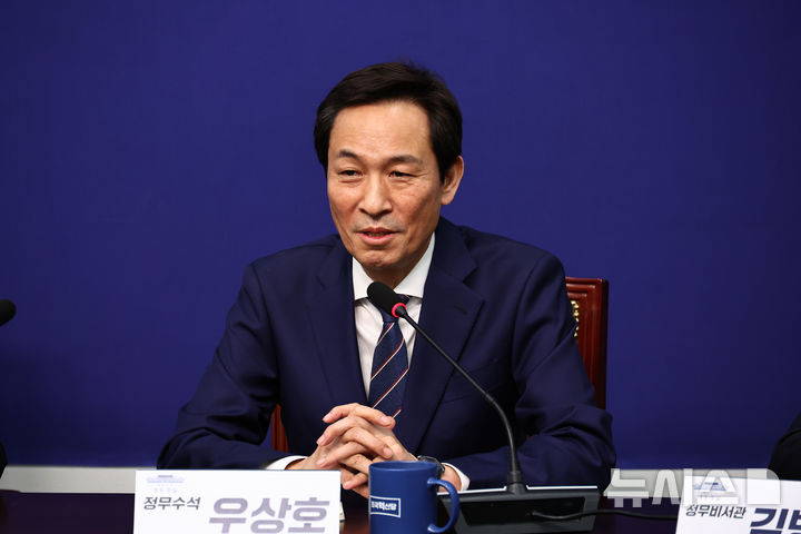 [서울=뉴시스] 김명년 기자 = 우상호 대통령실 정무수석이 25일 오후 서울 여의도 국회에서 조국 조국혁신당 대표와 만나 발언하고 있다. 2025.11.25. kmn@newsis.com