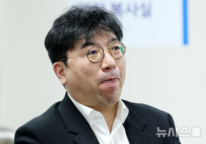 [서울=뉴시스] 조성우 기자 = 소시에테제네랄(SG)증권발 주가폭락 사태의 핵심 인물인 라덕연 전 호안투자컨설팅업체 대표(사진)가 김익래 전 다우키움그룹 회장과 키움증권, 서울도시가스 등을 상대로 손해배상 소송을 청구했으나 10일 받아들여지지 않았다. (사진=뉴시스DB) 2026.04.10. xconfind@newsis.com