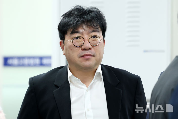 [서울=뉴시스] 조성우 기자 = 소시에테제네랄(SG) 증권발 주가폭락 사태 핵심 인물로 지목된 라덕연 전 호안투자컨설팅업체 대표가 25일 서울 서초구 서울고등법원에서 열린 'SG(소시에테제네랄) 증권발 주가 폭락 사태' 항소심 선고기일에 출석하고 있다. 2025.11.25. xconfind@newsis.com