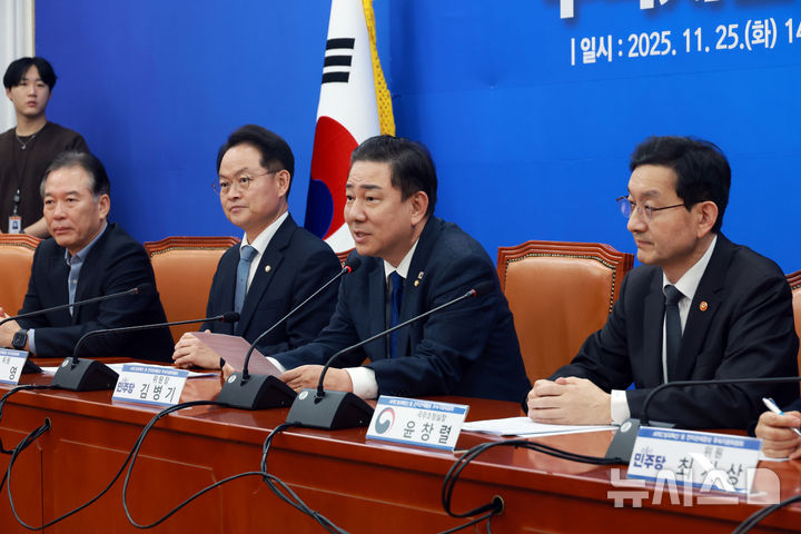 [서울=뉴시스] 고승민 기자 = 김병기 더불어민주당 원내대표가 지난 25일 서울 여의도 국회에서 열린 APEC 성과확산 및 한미관세협상 후속지원위원회 출범식에서 발언하고 있다. 2025.11.25. kkssmm99@newsis.com