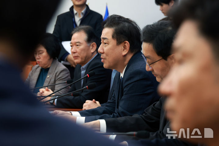 [서울=뉴시스] 고승민 기자 = 김병기 더불어민주당 원내대표가 25일 서울 여의도 국회에서 열린 APEC 성과확산 및 한미관세협상 후속지원위원회 출범식에서 발언하고 있다. 2025.11.25. kkssmm99@newsis.com