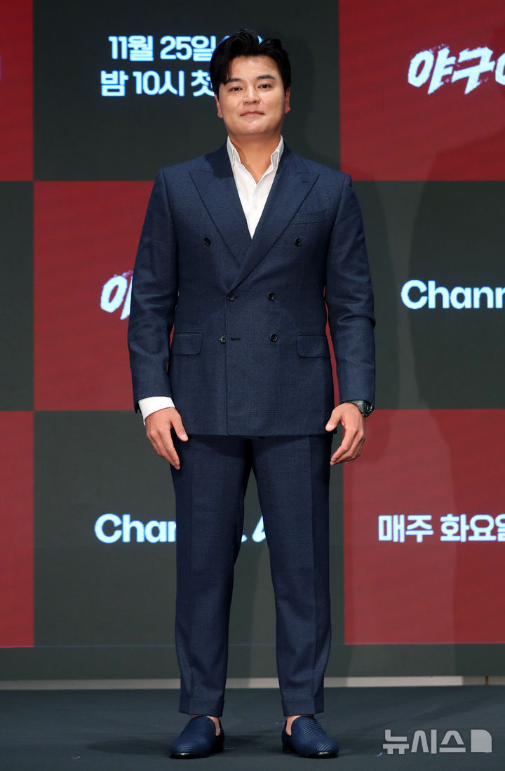 [서울=뉴시스] 김혜진 기자 = 전 야구선수 추신수가 25일 오후 서울 구로구 더세인트에서 열린 채널A 새 예능 프로그램 '야구여왕' 제작발표회에서 포즈를 취하고 있다. 2025.11.25. jini@newsis.com