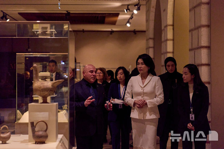 [앙카라=뉴시스] 최동준 기자 = 이재명 대통령과 함께 튀르키예를 방문 중인 김혜경 여사가 24일(현지 시간) 앙카라 아나톨리아 문명박물관을 방문해 박물관 소속 고고학자의 안내를 받으며 소중한 유물을 살펴보고 있다. (공동취재) 2025.11.25. photocdj@newsis.com
