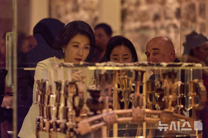 [앙카라=뉴시스] 최동준 기자 = 이재명 대통령과 함께 튀르키예를 방문 중인 김혜경 여사가 24일(현지 시간) 앙카라 아나톨리아 문명박물관을 방문해 박물관 소속 고고학자의 안내를 받으며 소중한 유물을 살펴보고 있다. (공동취재) 2025.11.25. photocdj@newsis.com