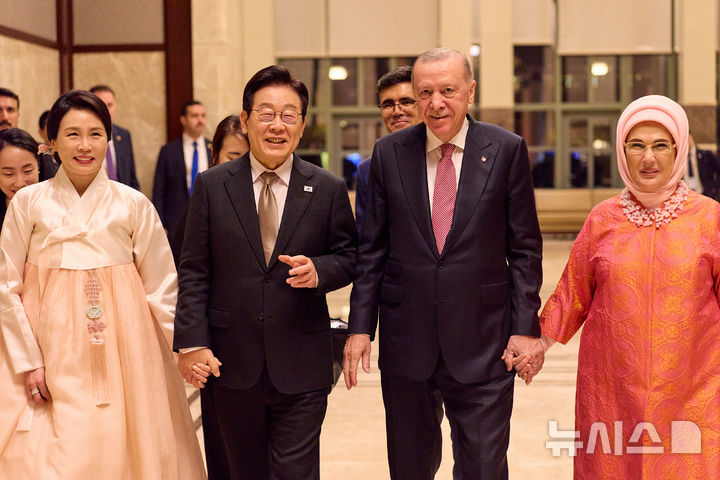 [앙카라=뉴시스] 최동준 기자 = 튀르키예를 국빈 방문 중인 이재명 대통령과 김혜경 여사가 24일(현지 시간) 앙카라 대통령궁에서 열린 공식만찬에서 레젭 타입 에르도안 튀르키예 대통령, 영부인 에미네 에르도안 여사와 입장하고 있다. (공동취재) 2025.11.25. photocdj@newsis.com