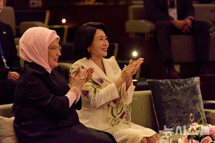 [앙카라=뉴시스] 최동준 기자 = 이재명 대통령과 함께 튀르키예를 방문 중인 김혜경 여사가 튀르키예 대통령 부인 에미네 에르도안 여사와 함께 24일(현지 시간) 튀르키예 대통령궁 국민도서관에서 음악공연을 관람하며 박수치고 있다. (공동취재) 2025.11.25. photocdj@newsis.com
