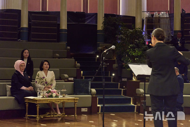 [앙카라=뉴시스] 최동준 기자 = 이재명 대통령과 함께 튀르키예를 방문 중인 김혜경 여사가 튀르키예 대통령 부인 에미네 에르도안 여사와 함께 24일(현지 시간) 튀르키예 국민도서관에서 음악공연을 관람하고 있다. (공동취재) 2025.11.25. photocdj@newsis.com