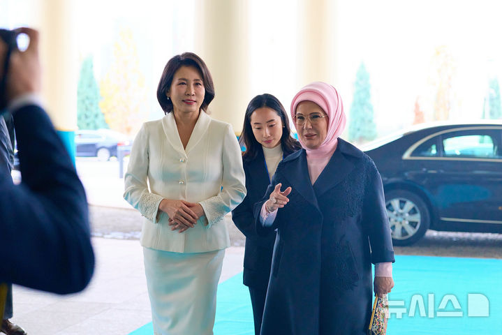 [앙카라=뉴시스] 최동준 기자 = 이재명 대통령과 함께 튀르키예를 방문 중인 김혜경 여사가 튀르키예 대통령 부인 에미네 에르도안 여사와 함께 24일(현지 시간) 튀르키예 국민도서관을 방문해 이동하고 있다. (공동취재) 2025.11.25. photocdj@newsis.com