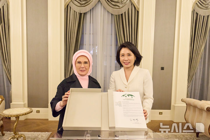 [앙카라=뉴시스] 최동준 기자 = 이재명 대통령과 함께 튀르키예를 방문 중인 김혜경 여사가 튀르키예 대통령 부인 에미네 에르도안 여사와 함께 24일(현지 시간) 튀르키예 대통령궁 관저에서 에르도안 여사가 제안한 '제로 웨이스트(Zero Waste)' 이니셔티브에 동의 및 서명을 한 뒤 기념촬영을 하고 있다. (공동취재) 2025.11.25. photocdj@newsis.com