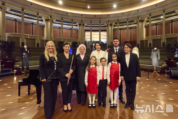 [앙카라=뉴시스] 최동준 기자 = 이재명 대통령과 함께 튀르키예를 방문 중인 김혜경 여사가 튀르키예 대통령 부인 에미네 에르도안 여사와 함께 24일(현지 시간) 튀르키예 국민도서관을 방문해 어린이 합창단과 기념촬영을 하고 있다. (공동취재) 2025.11.25. photocdj@newsis.com