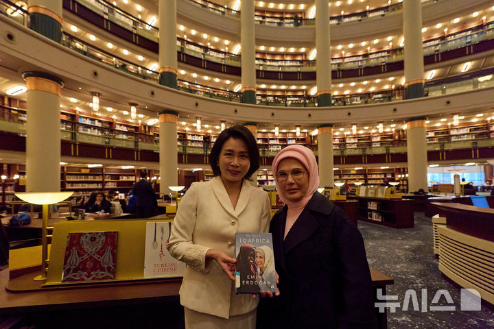 [앙카라=뉴시스] 최동준 기자 = 이재명 대통령과 함께 튀르키예를 방문 중인 김혜경 여사가 튀르키예 대통령 부인 에미네 에르도안 여사와 함께 24일(현지 시간) 튀르키예 국민도서관을 방문해 기념촬영을 하고 있다. (공동취재) 2025.11.25. photocdj@newsis.com