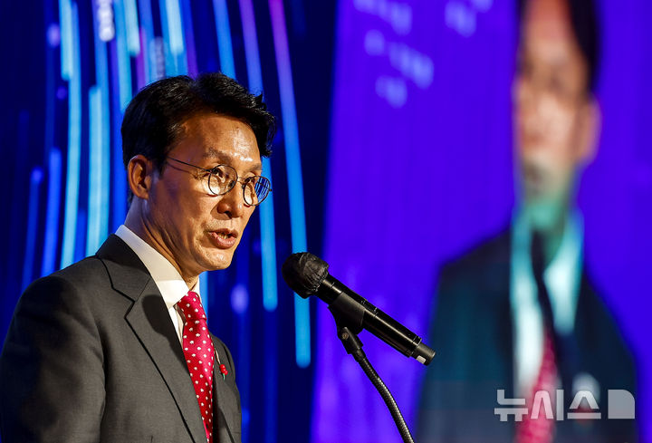 [서울=뉴시스] 정병혁 기자 = 김민석 국무총리가 25일 서울 중구 더플라자호텔 서울에서 열린 2025 개발협력의 날 기념식에서 기념사를 하고 있다. 2025.11.25. jhope@newsis.com