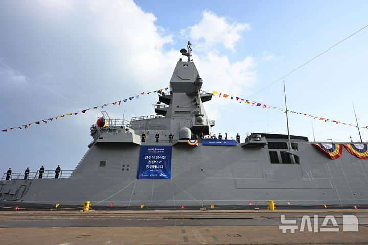 [고성=뉴시스] 차용현 기자 = 25일 오후 경남 고성군 소재 SK오션플랜트에서 최신예 호위함인 울산급(Batch-Ⅲ) 3번함 전남함(3600t급)의 진수식이 거행됐다. 2025.11.25. con@newsis.com