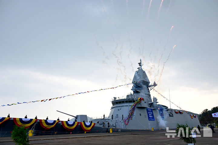 [고성=뉴시스] 차용현 기자 = 25일 오후 경남 고성군 소재 SK오션플랜트에서 최신예 호위함인 울산급(Batch-Ⅲ) 3번함 전남함(3600t급)의 진수식이 거행됐다. 2025.11.25. con@newsis.com