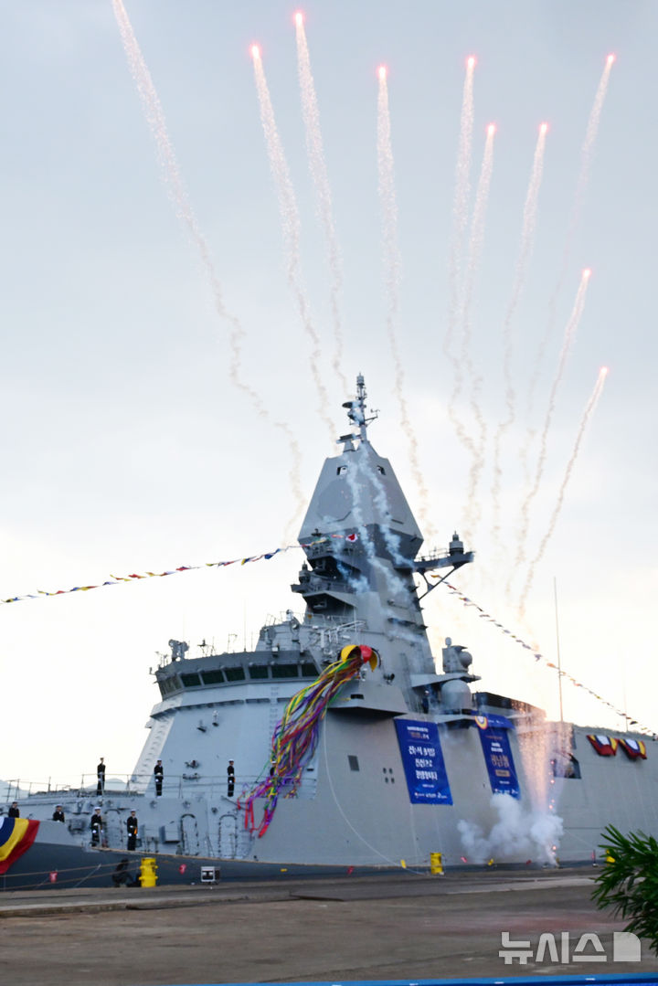 [고성=뉴시스] 차용현 기자 = 25일 오후 경남 고성군 소재 SK오션플랜트에서 최신예 호위함인 울산급(Batch-Ⅲ) 3번함 전남함(3600t급)의 진수식이 거행됐다. 2025.11.25. con@newsis.com