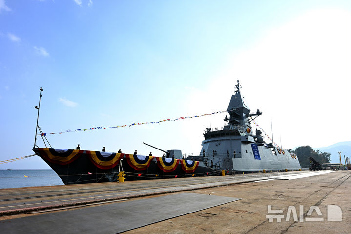 [고성=뉴시스] 차용현 기자 = 25일 오후 경남 고성군 소재 SK오션플랜트에서 최신예 호위함인 울산급(Batch-Ⅲ) 3번함 전남함(3600t급)의 진수식이 거행됐다. 2025.11.25. con@newsis.com