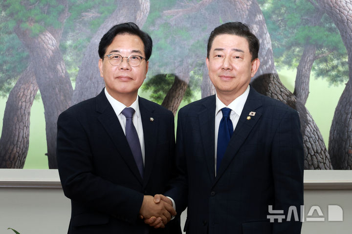 [서울=뉴시스] 고승민 기자 = 김병기 더불어민주당 원내대표와 송언석 국민의힘 원내대표가 25일 서울 여의도 국회에서 회동을 하며 악수하고 있다. 2025.11.25. kkssmm99@newsis.com