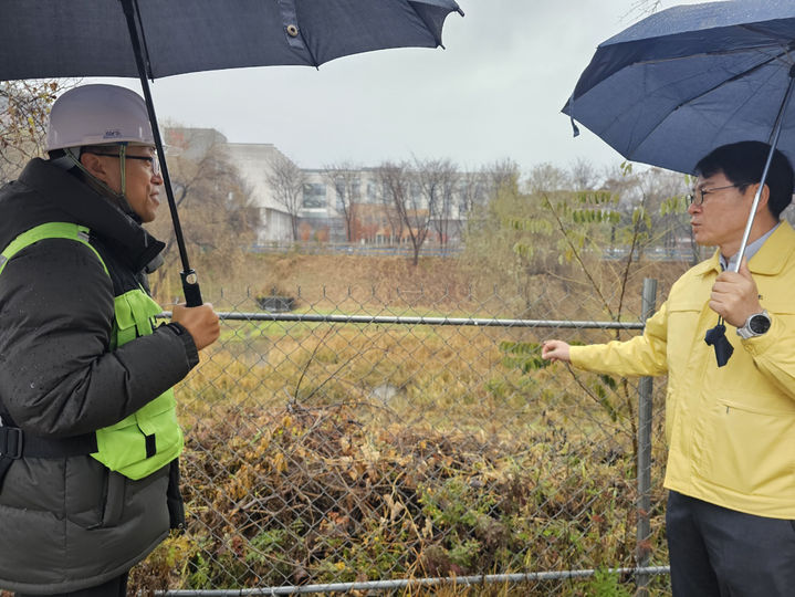 [춘천=뉴시스] 강종민 기자 = 김정욱 농림축산식품부 농업혁신정책실장이 지난달 25일 강원도 춘천 지역 아프리카돼지열병(ASF) 방역 현장을 방문, 야생멧돼지 차단용 울타리 등을 살펴보며 방역실태를 점검하고 있다. (사진=농식품부 제공) 2025.11.25. photo@newsis.com *재판매 및 DB 금지