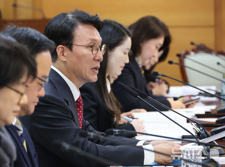 [서울=뉴시스] 김명원 기자 = 김민석 국무총리가 25일 서울 종로구 정부서울청사에서 열린 아동정책조정위원회 회의에 참석해 발언하고 있다. 2025.11.25. kmx1105@newsis.com