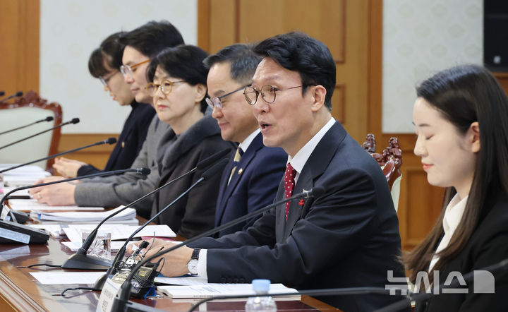 [서울=뉴시스] 김명원 기자 = 김민석 국무총리가 25일 서울 종로구 정부서울청사에서 열린 아동정책조정위원회 회의에 참석해 발언하고 있다. 2025.11.25. kmx1105@newsis.com