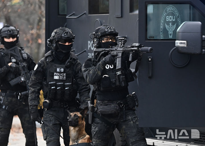 [수원=뉴시스] 김종택기자 = 25일 경기 수원월드컵경기장에서 인질·화학 테러 상황을 가정한 2025 경기남부 대테러 관계기관 합동훈련이 진행되고 있다.이번 훈련에는 경기남부경찰청, 경기도, 육군 제51사단, 경기도119특수대응단 등 11개 기관 300여 명이 참여했다. 2025.11.25. jtk@newsis.com