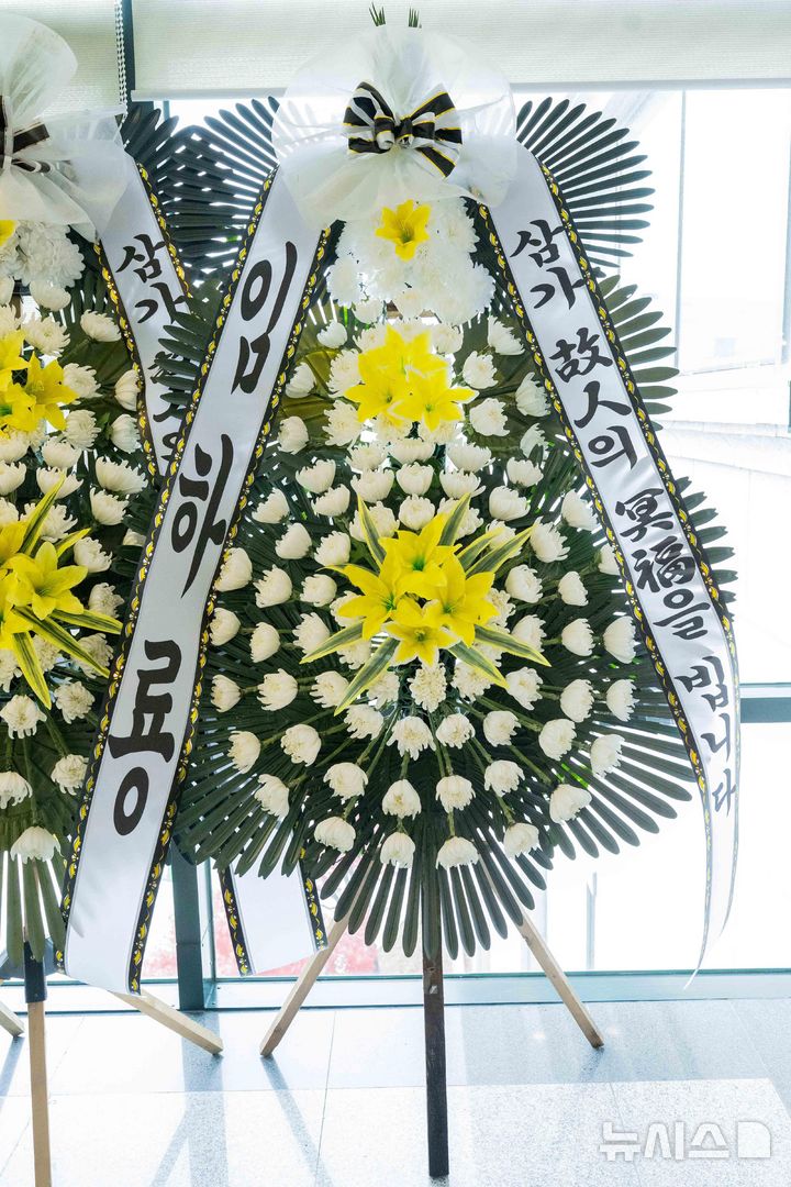 [서울=뉴시스] 사진공동취재단 = 25일 서울 송파구 풍납동 서울아산병원 장례식장에 마련된 배우 이순재의 빈소에 동료 및 후배 배우들이 보낸 근조화환이 세워져 있다. 2025.11.25. photo@newsis.com