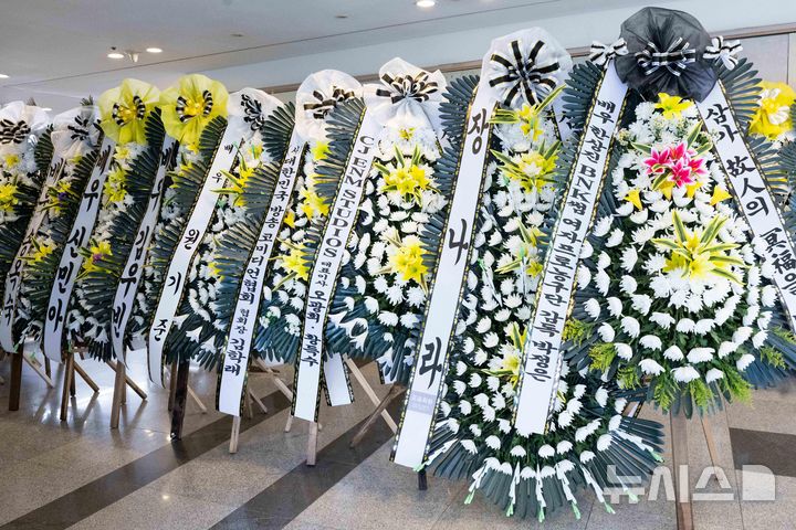 [서울=뉴시스] 사진공동취재단 = 25일 서울 송파구 풍납동 서울아산병원 장례식장에 마련된 배우 이순재의 빈소에 동료 및 후배 배우들이 보낸 근조화환이 세워져 있다. 2025.11.25. photo@newsis.com