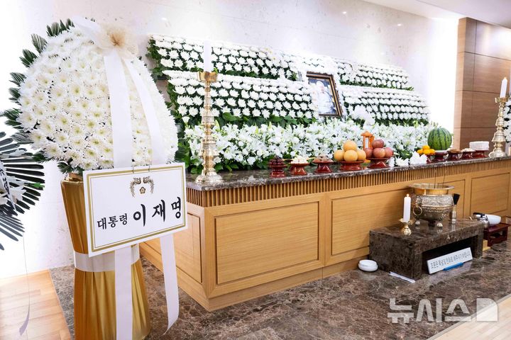 [서울=뉴시스] 사진공동취재단 = 25일 서울 송파구 풍납동 서울아산병원 장례식장에 배우 이순재의 빈소에 이재명 대통령 명의의 근조화환이 놓여져 있다. 2025.11.25. photo@newsis.com