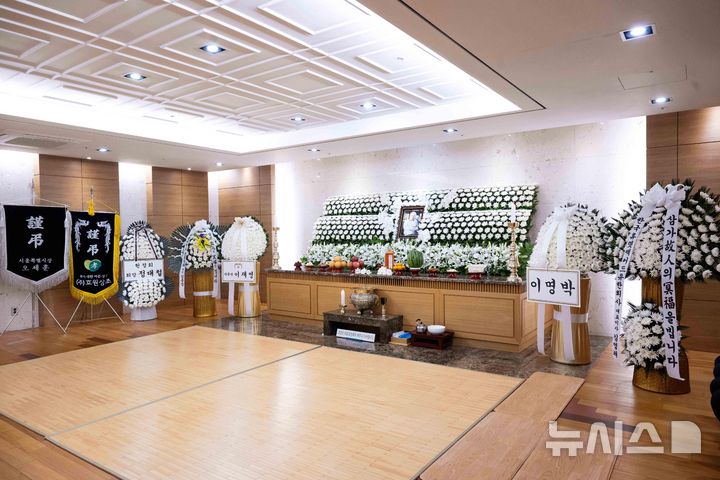 [서울=뉴시스] 사진공동취재단 = 25일 서울 송파구 풍납동 서울아산병원 장례식장에 배우 이순재의 빈소가 마련돼 있다. 2025.11.25. photo@newsis.com