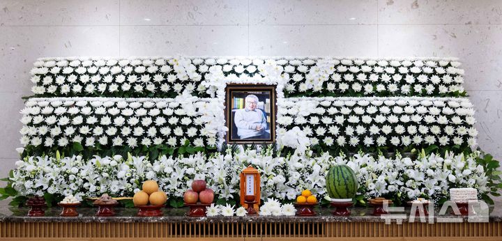 [서울=뉴시스] 사진공동취재단 = 25일 서울 송파구 풍납동 서울아산병원 장례식장에 배우 이순재의 빈소가 마련돼 있다. 2025.11.25. photo@newsis.com