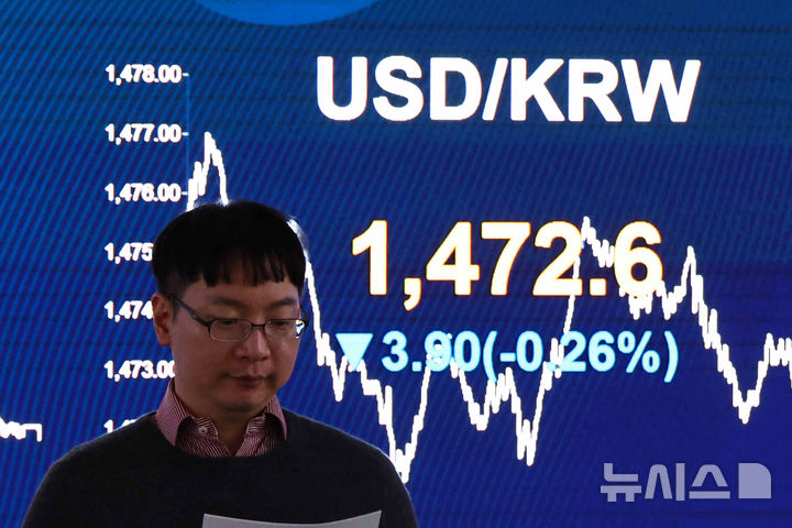 [서울=뉴시스] 김명년 기자 = 25일 오후 서울 여의도 KB국민은행 스마트딜링룸에서 딜러들이 업무를 보고 있다. 2025.11.25. kmn@newsis.com