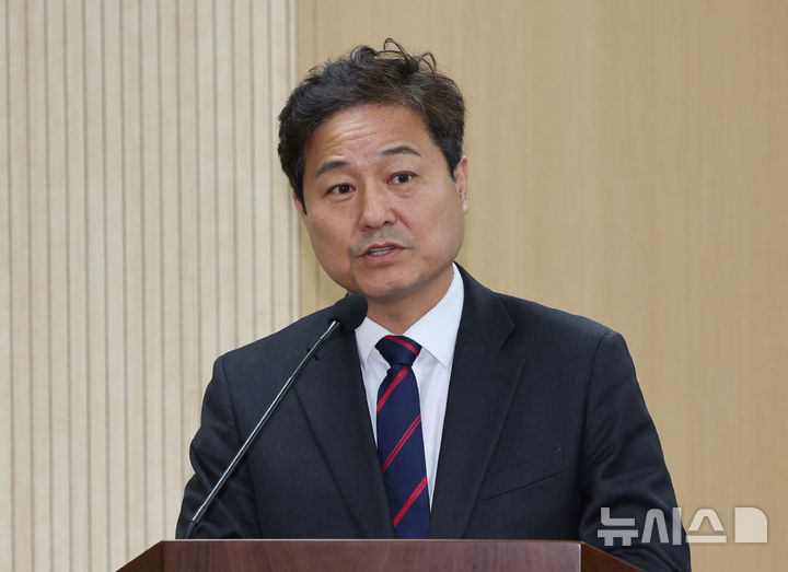 [서울=뉴시스] 배훈식 기자 = 김영배 더불어민주당 의원이 25일 오후 서울 중구 서울시의회 의원회관에서 열린 한강버스 좌초 관련 긴급 토론회에서 인사말을 하고 있다. 2025.11.25. dahora83@newsis.com