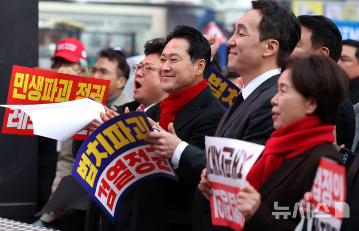 [구미=뉴시스] 이무열 기자 = 장동혁 국민의힘 대표가 25일 경북 구미시 구미역 광장에서 열린 민생회복 법치수호 국민대회에 참석해 있다. 2025.11.25. lmy@newsis.com