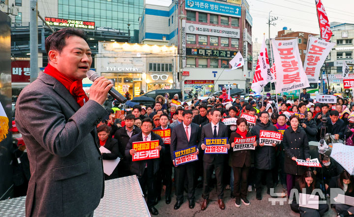 [구미=뉴시스] 이무열 기자 = 장동혁 국민의힘 대표가 25일 경북 구미시 구미역 광장에서 열린 민생회복 법치수호 국민대회에서 발언하고 있다. 2025.11.25. lmy@newsis.com