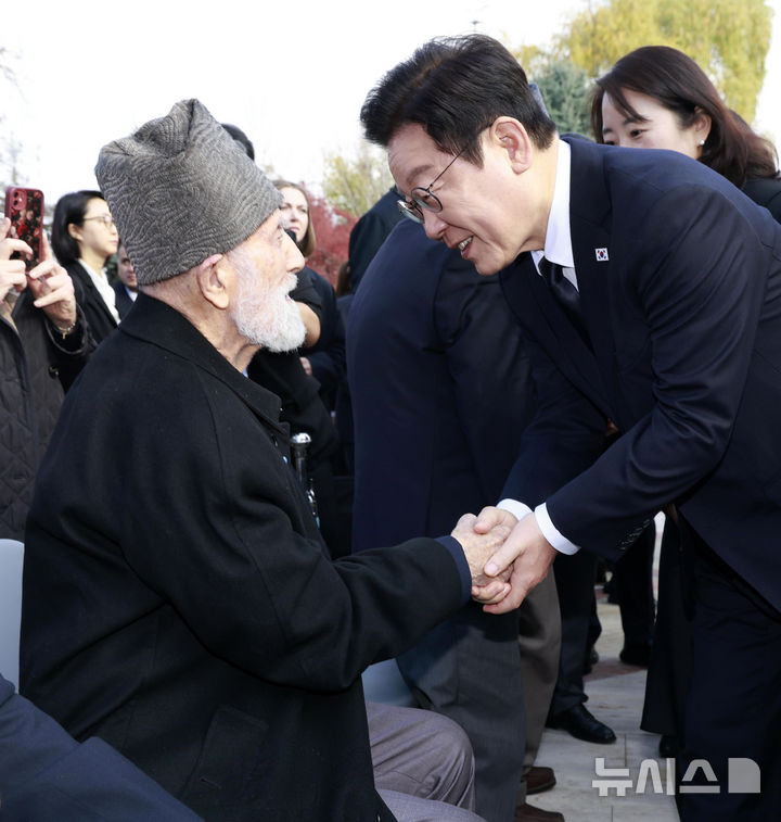 [앙카라=뉴시스] 최동준 기자 = 튀르키예를 국빈 방문 중인 이재명 대통령이 25일(현지 시간) 앙카라 한국 공원에 위치한 한국전 참전 기념탑을 찾아 참배를 마치고 한국전 참전용사와 인사를 하고 있다. 2025.11.25. photocdj@newsis.com