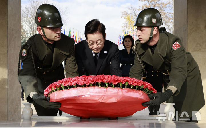 [앙카라=뉴시스] 최동준 기자 = 튀르키예를 국빈 방문 중인 이재명 대통령이 25일(현지 시간) 앙카라 한국 공원에 위치한 한국전 참전 기념탑을 찾아 헌화하고 있다. 2025.11.25. photocdj@newsis.com