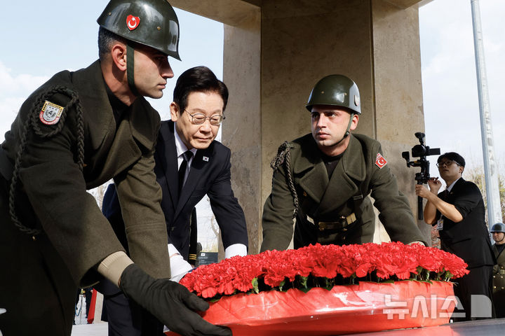 [앙카라=뉴시스] 최동준 기자 = 튀르키예를 국빈 방문 중인 이재명 대통령이 25일(현지 시간) 앙카라 한국 공원에 위치한 한국전 참전 기념탑을 찾아 헌화하고 있다. 2025.11.25. photocdj@newsis.com