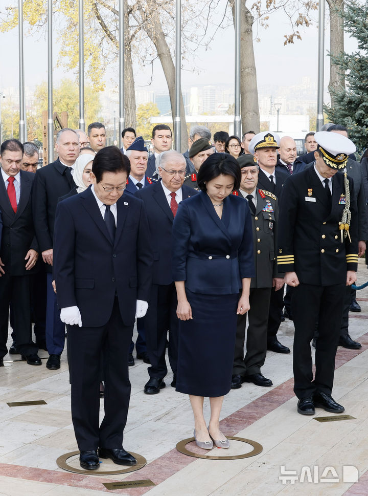 [앙카라=뉴시스] 최동준 기자 = 튀르키예를 국빈 방문 중인 이재명 대통령과 김혜경 여사가 25일(현지 시간) 앙카라 한국 공원에 위치한 한국전 참전 기념탑을 찾아 헌화 후 묵념하고 있다. 2025.11.25. photocdj@newsis.com