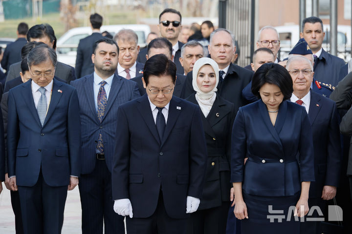 [앙카라=뉴시스] 최동준 기자 = 튀르키예를 국빈 방문 중인 이재명 대통령과 김혜경 여사가 25일(현지 시간) 앙카라 한국 공원에 위치한 한국전 참전 기념탑을 찾아 헌화 후 묵념하고 있다. 2025.11.25. photocdj@newsis.com