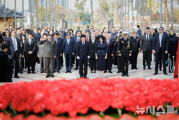 [앙카라=뉴시스] 최동준 기자 = 튀르키예를 국빈 방문 중인 이재명 대통령과 김혜경 여사가 25일(현지 시간) 앙카라 한국 공원에 위치한 한국전 참전 기념탑을 찾아 헌화 후 묵념하고 있다. 2025.11.25. photocdj@newsis.com