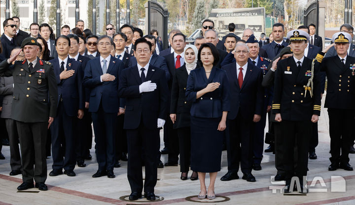 [앙카라=뉴시스] 최동준 기자 = 튀르키예를 국빈 방문 중인 이재명 대통령과 김혜경 여사가 25일(현지 시간) 앙카라 한국 공원에 위치한 한국전 참전 기념탑을 찾아 헌화하기 전 국민의례를 하고 있다. 2025.11.25. photocdj@newsis.com