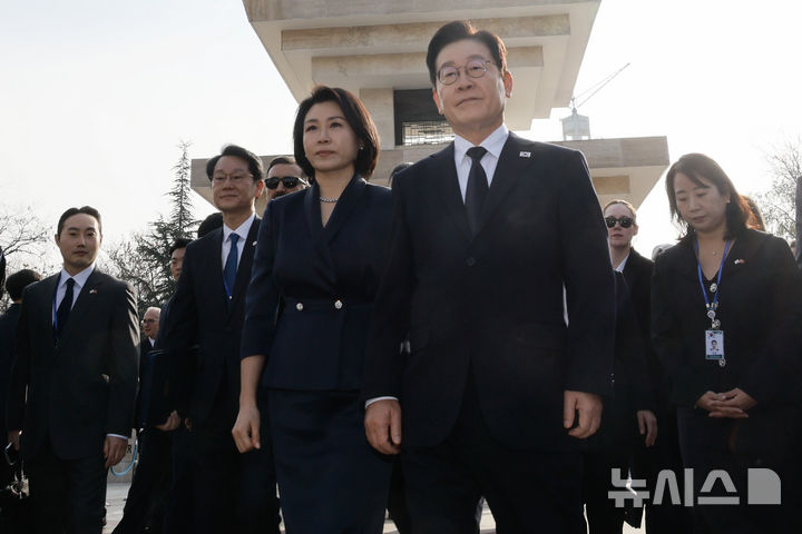 [앙카라=뉴시스] 최동준 기자 = 튀르키예를 국빈 방문 중인 이재명 대통령과 김혜경 여사가 25일(현지 시간) 앙카라 한국 공원에 위치한 한국전 참전 기념탑을 찾아 참배한 뒤 이동하고 있다. 2025.11.25. photocdj@newsis.com