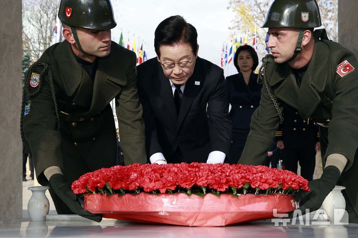 [앙카라=뉴시스] 최동준 기자 = 튀르키예를 국빈 방문 중인 이재명 대통령과 김혜경 여사가 25일(현지 시간) 앙카라 한국 공원에 위치한 한국전 참전 기념탑을 찾아 헌화하고 있다. 2025.11.25. photocdj@newsis.com