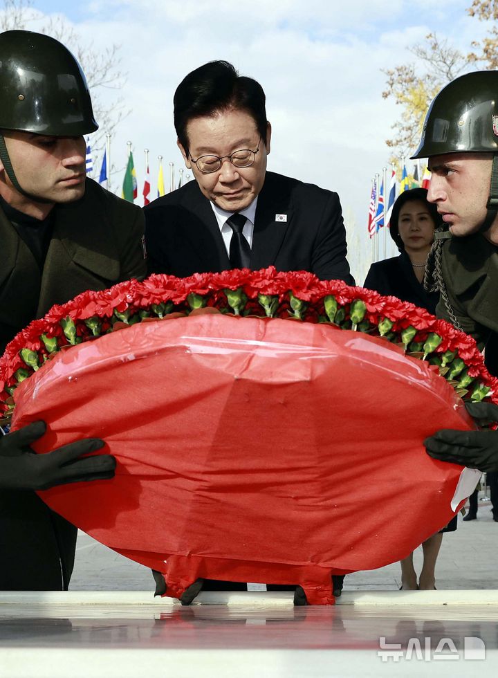 [앙카라=뉴시스] 최동준 기자 = 튀르키예를 국빈 방문 중인 이재명 대통령이 25일(현지 시간) 앙카라 한국 공원에 위치한 한국전 참전 기념탑을 찾아 헌화하고 있다. 2025.11.25. photocdj@newsis.com